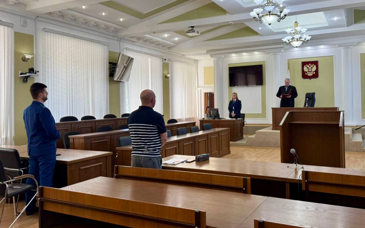 Прокуратура поддержала государственное обвинение по уголовному делу о контрабанде наркотиков Прокуратурой Ставропольского края поддержано государственное обвинение по уголовному делу в отношении 32 летнего местного жителя   Он признан виновным по ч 3 ст 30 ч 3 ст 228 п б ч 4 ст 229 1 УК РФ незаконное перемещение через таможенную границу Евразийского экономического союза наркотического средства в особо крупном размере Судом установлено что мужчина находясь на территории Ставрополя через интернет магазин осуществил заказ наркотического средства массой более 2 кг из за границы Международное почтовое отправление поступило на территорию Российской Федерации тем самым пересекло таможенную границу Евразийского экономического союза Подсудимый зная о незаконности перемещения наркотических средств на территорию страны указал в таможенной декларации недостоверные сведения о содержимом посылки В ходе проведения таможенного досмотра товаров обнаружено и изъято 2 прозрачных пакета с наркотическим средством в особо крупном размере С учетом позиции государственного обвинителя суд приговорил подсудимого к наказанию в виде лишения свободы на срок 15 лет 6 месяцев с отбыванием в исправительной колонии строгого режима  Приговор суда в законную силу не вступил