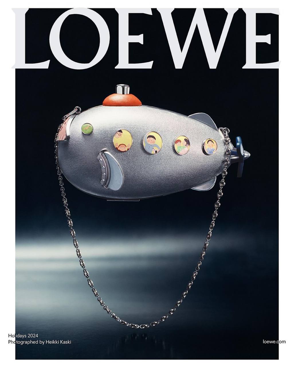 Джонатан Андерсон показал праздничную коллаборацию Loewe с киотской студией керамики Suna Fujita. С ее основателями Шохеем Фудзитой и Чисато Ямано Андерсон уже работал над коллекцией бренда сезона весна-лето 2024.   В коллекцию вошли аксессуары и керамическая посуда с персонажами вселенной Фудзито и Ямано.   Приобрести подарки Loewe можно будет с 14 ноября.