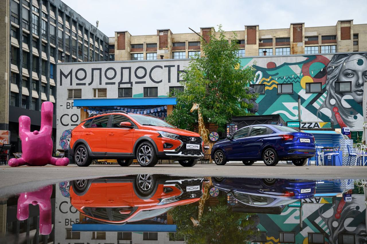 Стоимость седана Lada Iskra  на фото – в синем цвете  будет начинаться от 1,25 млн рублей в базовой комплектации, продажи стартуют 20 июля, сообщает "АвтоВАЗ".  Машина будет представлена как механической, так и с автоматической коробкой передач с объемом двигателя 1,6 л.     : экономика / Все наши каналы