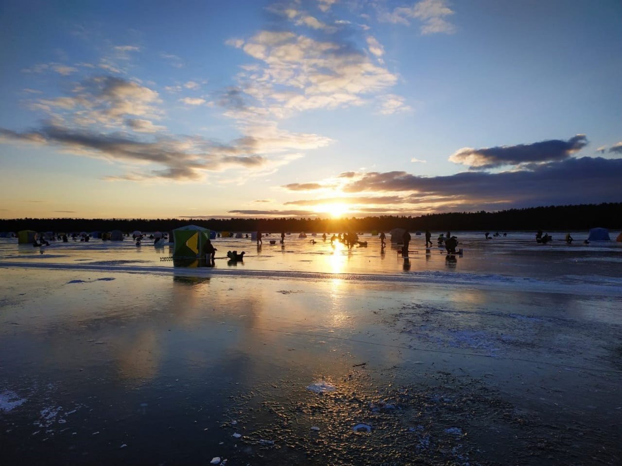 Сахалинских рыбаков предупредили что припай устойчив только в одном месте По информации областного агентства по делам ГО ЧС и ПБ крепкий лед сформировался от села Лесное до мыса Свободный на удалении от берега до 1 0 км На остальных участках припай находится в стадии формирования Выход на лёд опасен Даже в тех местах где лёд выглядит крепким могут быть скрытые промоины слабые участки и сильные подледные течения предупредили в ведомстве Рыбаков просят не рисковать жизнью и здоровьем и напоминают единый номер вызова экстренных служб 112 Подписаться на нас Telegram I MAX Прислать нам новость Sakhonlinebot