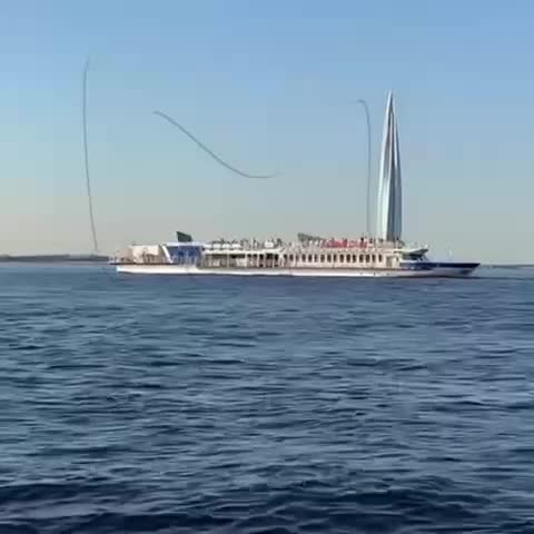 Теплоход Чайка с пассажирами сел на мель в Финском заливе