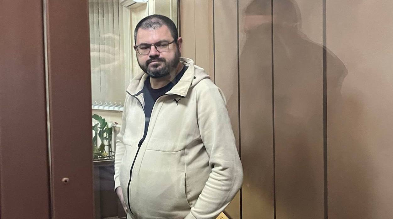 Журналиста Константина Смирнова оставили в СИЗО ещё на два месяца Сегодня суд оставил главреда рязанского издания «Вид сбоку» под стражей ещё на два месяца, сообщили в редакции. 31 января Константина Смирнова, главреда и основателя издания «Вид сбоку», в рамках «расследования» дела о якобы вымогательстве отправили в СИЗО на 2 месяца. В марте Советский районный суд Рязани продлили ему содержание под стражей из-за «низкой зарплаты жены». #рязань Подписаться Помочь RusNews
