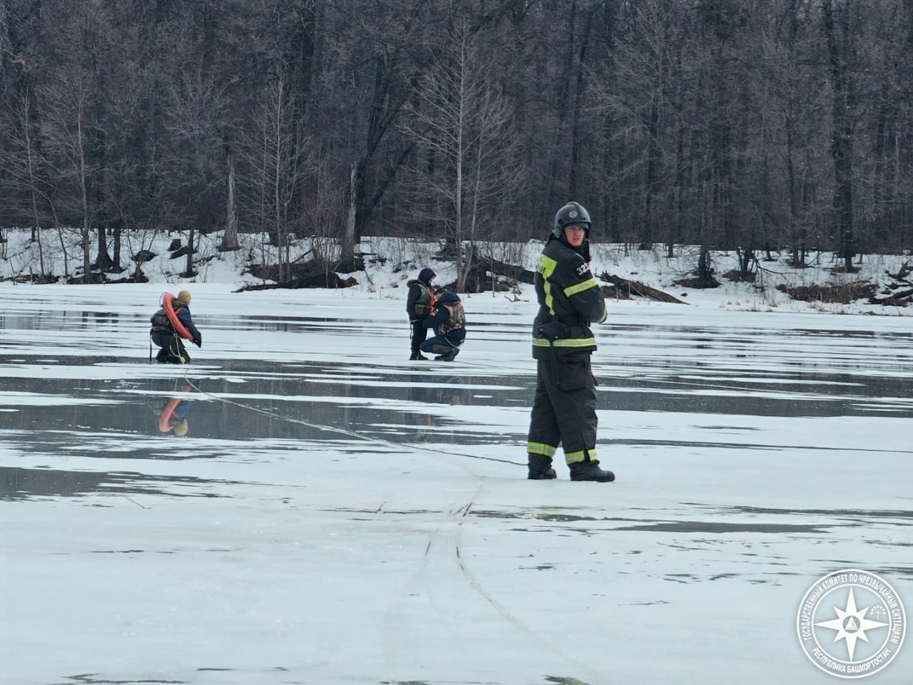 В Уфимском районе спасли ребенка, который вышел на хрупкий лед и не смог самостоятельно вернуться.   Спасатели Госкомитета РБ по ЧС и пожарные МЧС Башкортостан с помощью страховки, спасательного жилета и спасательного круга вывели ребенка со льда озера Ольховое и передали скорой медицинской помощи.