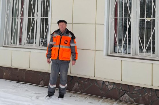 Бдительный сотрудник Красноярской железной дороги благодаря быстрым и правильным действия предотвратил сход поезда сообщает Гудок Система мониторинга отметила что один из релейных блоков на перегоне Агул Разъезд 857 км подал кратковременный сигнал тревоги Проверить ситуацию на месте отправился электромеханик Саянской дистанции сигнализации централизации и блокировки Сергей Утюганов Он обнаружил что на рельсе имелась трещина 50 мм К месту приближался поезд и времени действовать по обычной схеме сообщить дежурному по станции чтобы он передал сведения работникам путевого хозяйства для исправления ситуации уже не было Сергей Утюганов побежал навстречу поезду подавая сигнал остановки Машинист снизил скорость и успел остановиться После восстановления проблемного рельса движение поездов было возобновлено