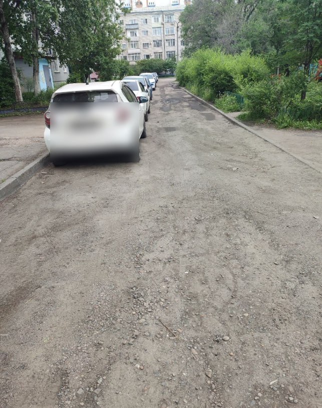 В Благовещенске за 2 года отремонтируют более 80 междворовых проездов По данным благовещенских властей ранее не было отдельной программы по ремонту таких проездов На это мэрия не могла направить средства И сколько бы мы ни ремонтировали основные улицы города человек который выезжает из дома по ямам и выбоинам уже вряд ли оценит новый асфальт на магистралях признал мэр Благовещенска Олег Имамеев По инициативе амурских властей в 2026 году на эти цели выделят порядка 250 млн рублей Такой же объем предусмотрен и на 2027 год Уже сформирован примерный список из более чем 80 проездов в разных районах города где ремонт требуется больше всего К вопросу подошли комплексно выезжали на места осматривали территории вместе с городскими депутатами анализировали ваши обращения При отборе приоритетными стали два ключевых критерия наибольшее количество проживающих в прилегающих домах и наличие подъезда к социально значимым объектам школам и детским садам добавил глава Благовещенска Фото otzovik podslushano Portal2x2 Реклама