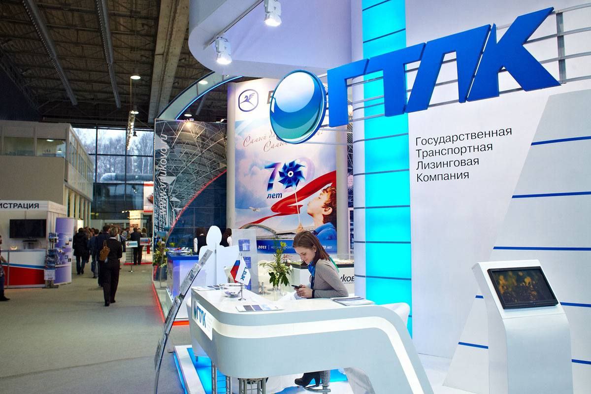 ГТЛК планирует создать своего страхового брокера   Государственная транспортная лизинговая компания  ГТЛК  планирует открыть своего страхового брокера, рассказали "Ъ" два собеседника на рынке страхования. Это будет отдельное юрлицо с брокерской лицензией. Компания рассчитывает начать зарабатывать на комиссионном доходе. Собеседники газеты отметили, что это первый выход на брокерский рынок лизинговой компании  ЛК , не входящей в банковскую и страховую группы.   В ГТЛК подтверждают такие планы. Создание своего страхового брокера — это логичный этап развития лизингового бизнеса, особенно такого крупного, как ГТЛК, — активы компании достигли 1,4 трлн руб., поясняют в организации.     «На первом этапе брокер будет работать с нашими активами, в дальнейшем рассматриваем выход на коммерческий рынок и предложение услуг третьим лицам, — пояснили там. — За счет экономии на объеме мы сможем предложить компаниям транспортной отрасли привлекательные условия по страхованию».    Имущество, переданное в лизинг, должно быть застраховано на весь срок действия договора лизинга, напоминают в одной из ЛК.  ГТЛК — крупнейшая государственная лизинговая компания. Объем лизингового портфеля компании за 2024 год составил 2,7 трлн руб. Занимает первое место по объему портфеля в лизинге авиационного, водного, ж/д, городского, пассажирского транспорта  по данным "Эксперт РА” за 2024 год .   Активы ГТЛК за шесть месяцев 2025 года, по данным РСБУ, составили 1,23 трлн руб. Объем брокерского рынка страхования по итогам 2024 года вырос на 11,7%, до 21,4 млрд руб., следует из данных Ассоциации профессиональных страховых брокеров.  По словам партнера Б1 Татьяны Самсоновой, обычно лизингодатели работают со страховщиками по договору агентского соглашения, что подразумевает только получение комиссий за продажу страховки. «Мне неизвестно о наличии у ЛК собственных брокеров. Брокерская лицензия позволяет брать либо комиссию от страховщика, либо плату за услуги от клиента», — отмечает партнер группы компаний SL Group Владимир Новак.
