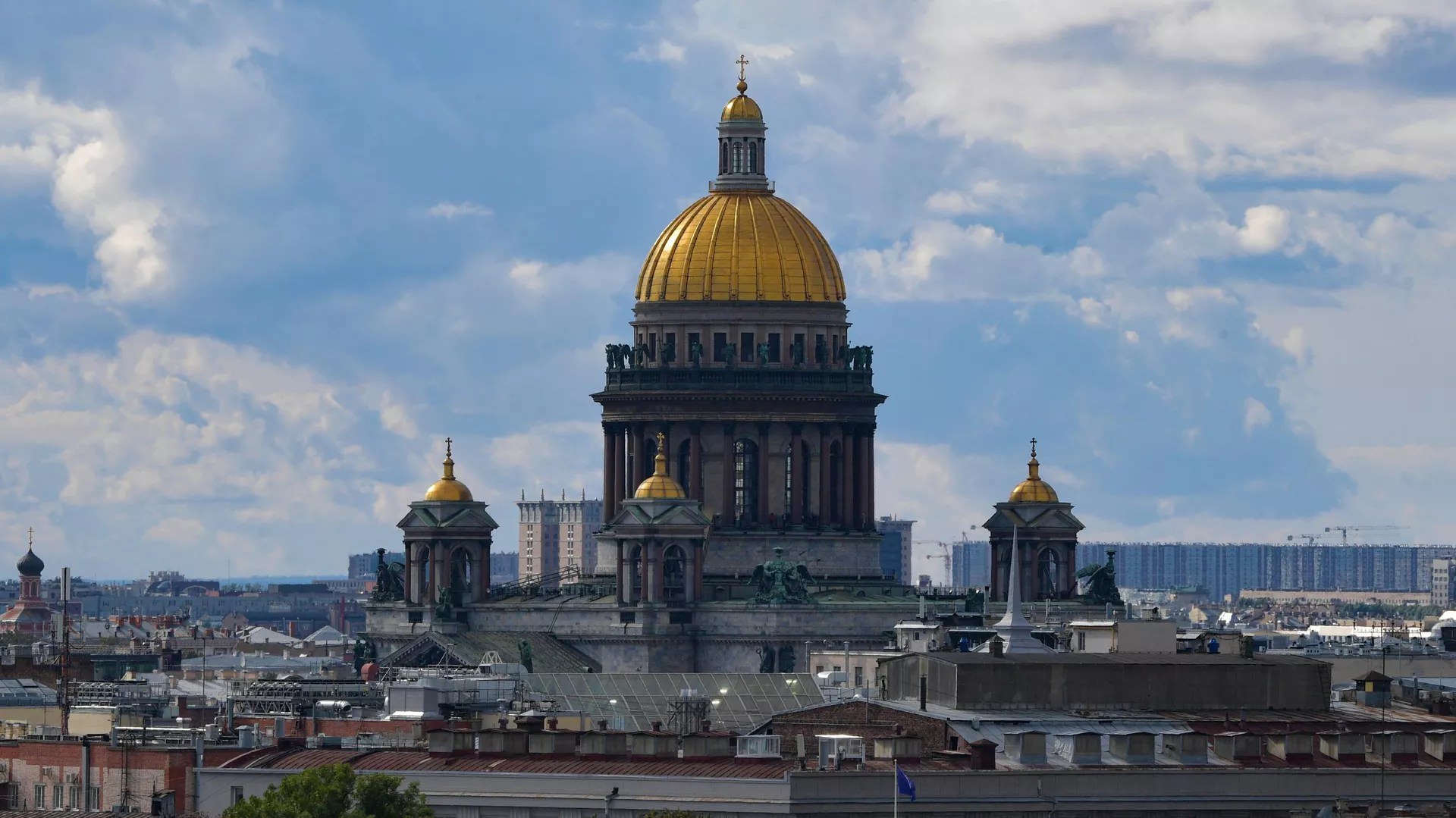 Председатель партии Справедливая Россия За правду Сергей Миронов предложил в дни праздников и памятные даты временно возвращать Санкт Петербургу название Ленинград Сейчас почетное имя город герой Ленинград в праздники используют наравне с названием города указатели Санкт Петербург город герой Ленинград устанавливают на автомагистралях в аэропорту Пулково у Московского вокзала в Большом порту Хорошее решение но все же какое то половинчатое и незавершенное Я предлагаю использовать пример Волгограда который девять раз в году временно именуется Сталинградом сказал Миронов ТАСС Он предлагает использовать название Ленинград 18 января День прорыва блокады Ленинграда 27 января День полного снятие блокады 8 сентября День начала блокады Ленинграда