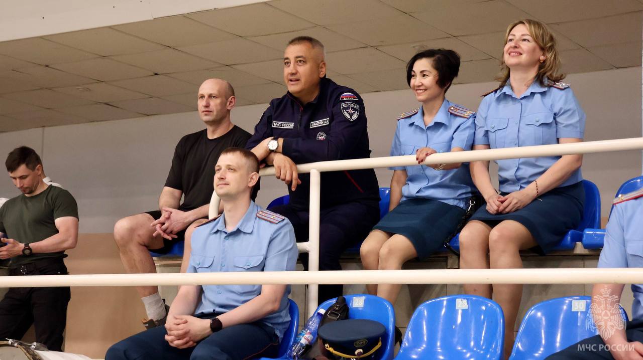 Есть победитель! В Тюмени завершились соревнования по волейболу в зачет Спартакиады Главных управлений МЧС России в Уральском федеральном округе. В течении двух дней сборные команды субъектов округа выявляли сильнейших, в первый из них состоялись отборочные игры. Все спортсмены показали отличный командный дух и взаимодействие на волейбольной площадке. По итогам соревнований победу одержали представители Челябинской области, на втором месте команда из ХМАО-Югра, на третьем месте сборная Свердловской области. Четвертую строчку турнирной таблицы заняли спортсмены из Тюменской области, за ними расположились атлеты из Курганской области, замыкающими стали представители из ЯНАО. Поздравляем победителей! Желаем дальнейших спортивных успехов и побед! Все фото вы сможете увидеть в альбоме.