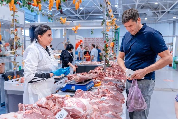 Всего 230 кг свинины предприятия Кубани отправили в Китай за два года Речь идет о свежем, охлажденном или замороженном мясе, соответствующем коду ТН ВЭД 0203. В 2023 году Китай снял ограничения на ввоз российской свинины, что открыло новые возможности для отечественных производителей. Пока объемы экспорта остаются небольшими, но поставки уже начались. Об этом пишет «Ъ-Кубань» со ссылкой на региональное министерство сельского хозяйства и перерабатывающей промышленности. Параллельно Краснодарский край активно наращивает экспорт мяса птицы в КНР. За первые четыре месяца 2025 года в Китай отправили более 5,8 тыс. тонн, что на 24% превышает показатели прошлого года. Отправить новость Подписаться