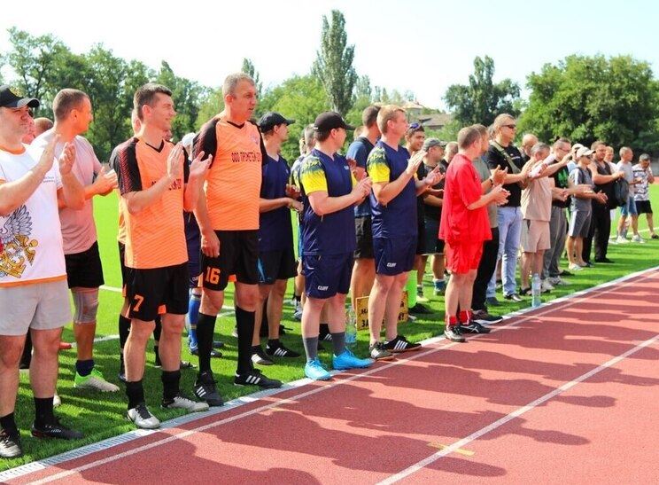 В Мелитополе прошел футбольный этап Спартакиады государственных служащих 5 июля в Мелитополе прошли яркие и напряжённые матчи в рамках Спартакиады государственных и муниципальных служащих Запорожской области, приуроченной к 80-летию Победы в Великой Отечественной войне. На двух площадках за выход в финал боролись 10 команд из министерств и муниципальных округов региона. По итогам группового этапа определены участники финальных матчей за 1-2, 3-4, 5-6, 7-8 и 9-10 места. В числе сильнейших – команды: ⏺ Акимовского МО; ⏺ Куйбышевского МО; ⏺ Министерства образования и науки; ⏺Министерства спорта и туризма ЗО. Спартакиада прошла при поддержке Губернатора Запорожской области Евгения Балицкого и организована Минспортом ЗО совместно с ГБУ ЗО «СК «Южный». Спорт объединяет! Новый Мелитополь подпишись