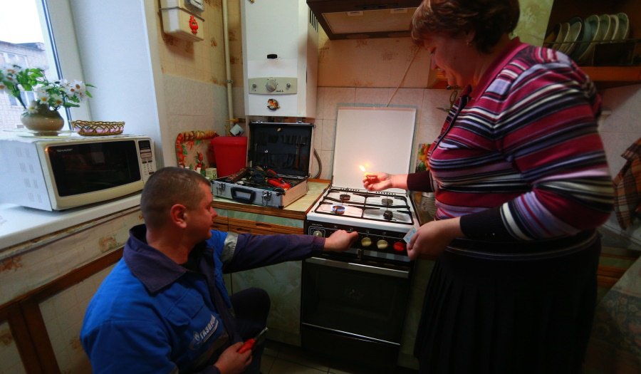 Калужский губернатор пообещал до конца дня вернуть газ в отключённые дома Ранее жители трёх пятиэтажек по улице Кубяка пожаловались что их почти на неделю оставили без газа и горячей воды А сегодня Подъёму написали жители дома по улице Чичерина Они говорят что газ просто отрубили без проверки а так как часть жильцов перешли на личные котлы то люди остались не только без газа и горячей воды но и без отопления зимой Жители попросили главу региона вмешаться в ситуацию Губернатор Калужской области Владислав Шапша сообщил изданию Подъём что дал отдельное поручение по квартирам с индивидуальным отоплением Он добавил что газ в домах отключают при подозрениях на утечку ради безопасности но такие проверки нужно проводить когда жители дома и не в минус двадцать а отключения не должны длиться больше суток До конца дня все дома должны подключить к газу добавил губернатор Подписывайтесь на Подъём