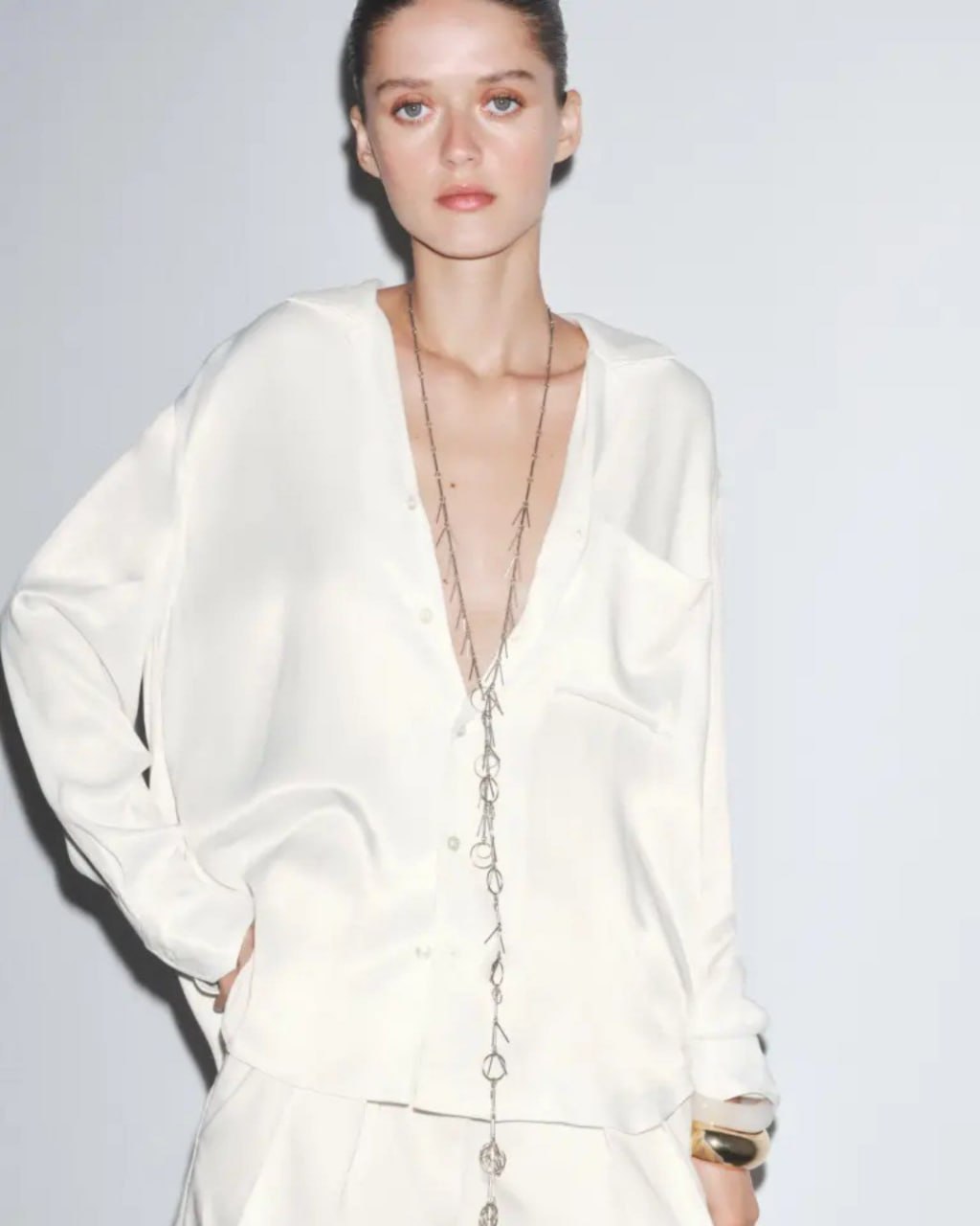 В продолжение разговора о популярном этой весной в соцсетях SkinnyTok — Zara удалила со своего сайта фотографии с моделями, которых посчитали нездорово худыми.   Это произошло после жалобы, поступившей в Британское управление по стандартам рекламы  ASA .   На первом снимке модель в свободной белой блузке с глубоким вырезом. В ASA отметили, что вырез акцентировал внимание на ключице, которая выступала, а поза подчеркивала худобу рук, плеч и груди.  На втором изображении — модель в белом платье на бретельках. Тени на ногах, по мнению ASA, визуально делали их чрезмерно тонкими. Также, по мнению регулятора, худобу подчеркивали зачесанные назад волосы.  Вместе с удалением снимков представители Zara сообщили, что у обеих моделей есть медицинские справки о здоровье, а фото редактировались лишь минимально.  В этом году в TikTok стал очень популярен сегмент с советами по экстремальному похудению SkinnyTok. По такому поводу предлагаем перечитать материал о том, к чему могут привести такие способы похудения.    The Blueprint News