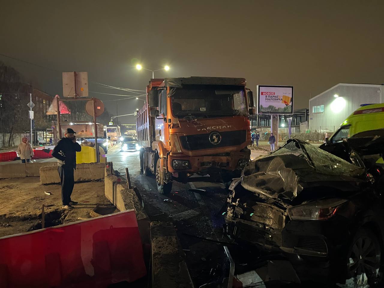 Жесткое ДТП в Пирогово под Мытищами. Легковушку смяло между двумя грузовиками.