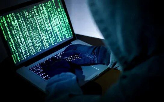 В Томской области в 2025 году на 24 сократилось количество киберпреступлений Об этом сообщил вице губернатор по вопросам безопасности Общее число таких преступлений снизилось с 9 636 до 7 320 Значительно уменьшилось количество неправомерных доступов к компьютерной информации 66 4 дистанционных вымогательств 38 9 и краж с банковских карт 19 2 Несмотря на общее снижение дистанционные мошенничества с использованием IT технологий по прежнему составляют более половины от всех киберпреступлений хотя их стало меньше на 7 2 Власти связывают позитивную динамику с профилактикой и призывают жителей соблюдать цифровую гигиену не сообщать личные данные и коды подтверждения незнакомцам кем бы они ни представлялись Общее число всех преступлений в регионе также снизилось на 17 Подписаться Регион 70   Прислать новость