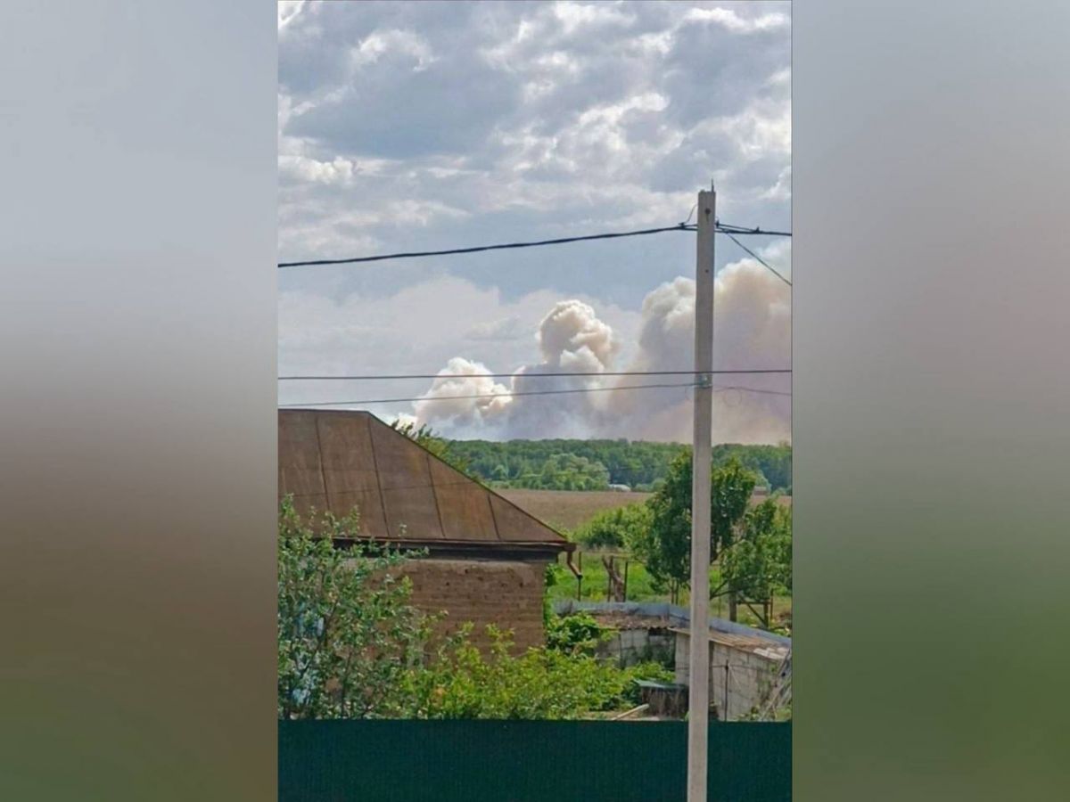Воронежскую Нелжу заволокло дымом из-за пожара на территории Липецкой области Село Нелжа в Рамонском районе уже окутало дымом. По кадрам от очевидцев, над лесами возвышается гигантский столб дыма. ↗ Прислать новость Подписаться
