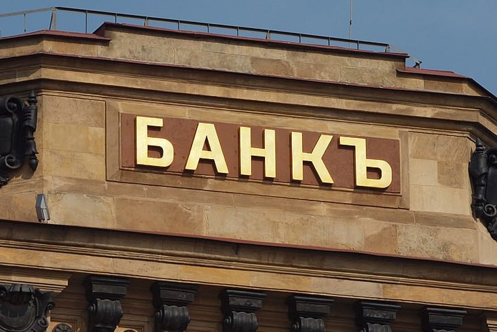 ЦБ продлил рекомендации банкам идти навстречу заемщикам столкнувшимся с временными трудностями на полгода Регулятор ранее временно до 31 декабря 2025 года смягчил требования к резервам по реструктурированным ссудам заемщиков имеющих потенциал для восстановления финансовой устойчивости К ним относятся компании с умеренной долговой нагрузкой исправно обслуживавшие долг последние полгода и предоставившие банку реалистичный бизнес план на ближайшие 3 года Банки в свою очередь должны будут регулярно проверять соответствие фактических результатов заемщика плановым и если они не достигаются досоздавать резервы В первом полугодии 2026 года по итогам обсуждения с банками регулятор рассмотрит возможность уточнения плановых контрольных показателей с учетом отраслевых особенностей и размера компании fatcat18