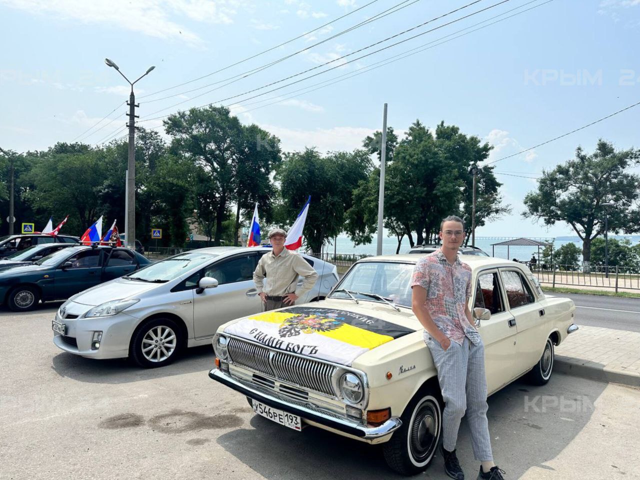 В Керчи проходит автопробег в честь Дня России Колонна автомобилей стартовала от центра детского и юношеского творчества. Участники автопробега с государственными флагами, патриотической символикой отправились по улицам города-героя. Маршрут проходит с остановкой у стелы «Керчь», расположенной на въезде в город. Финишируют участники праздничного автопробега на горе Митридат.