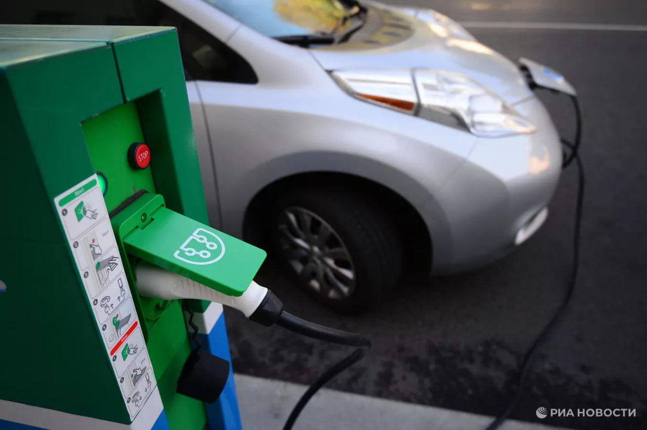 В России предложили ввести цветные номера для электромобилей и беспилотных авто Как сообщил РИА Новости вице президент Национального автомобильного союза Антон Шапарин соответствующее предложение направлено на имя премьер министра России Михаила Мишустина Так цвета символов на госномерах электромобилей предполагается заменить на зеленый а на беспилотных авто на бирюзовый Как предполагают инициаторы это в частности поможет выявлять правонарушителей которые незаконно пользуются льготами на такой транспорт Для них электромобилей предусмотрено много разных льгот например выделенные парковочные места И на этих парковочных местах зачастую ставят машины совершенно не электрические и правоприменителю просто удобно таким образом сразу увидеть без обращения к базе данных что здесь нарушаются правила Подписаться на РИА Новости экономика Все наши каналы