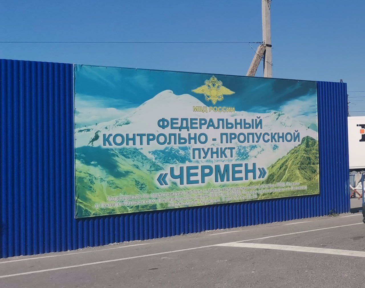 Сотрудники ГУ МВД России по СКФО на ФКПП «Чермен» обнаружили в салоне отечественного автомобиля наркотическое средство синтетического происхождения Полицейские остановили отечественную легковушку, за рулем которой находился 42-летний житель Кемеровской области. В качестве пассажиров в ТС передвигались трое жителей Ингушетии. В ходе проверочных мероприятий с применением служебно-розыскной собаки правоохранители обнаружили в салоне транспортного средства два бумажных свертка с порошкообразным содержимым. Поведенная в дальнейшем экспертиза установила, что подозрительная находка содержала наркотик синтетического происхождения в значительном размере. По данному факту возбуждено уголовное дело по ч. 1 ст. 228 УК РФ, в ходе расследования которого предстоит установить лиц, причастных к противоправной деятельности.