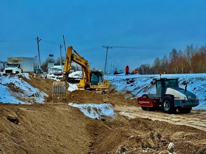 В Архангельске начали расширять участок у ж/д переезда на Окружном    Здесь появятся четыре полосы. Работы обещают завершить к концу 2025 года.  Фото: Открытый Архангельск / VK