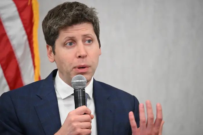 OpenAI прекратит поддержку эмоциональной модели GPT 4o в ChatGPT с 13 февраля 2026 года Компания считает что достаточно доработала навыки GPT 5 2 в написании художественных текстов и настройки стиля Она уже пыталась отключить 4o с выходом GPT 5 летом 2025 го Но после жалоб и петиций от тех кто использовал её как психолога или виртуального парня вернула выбор моделей по подписке vc ru chatgpt 2714189