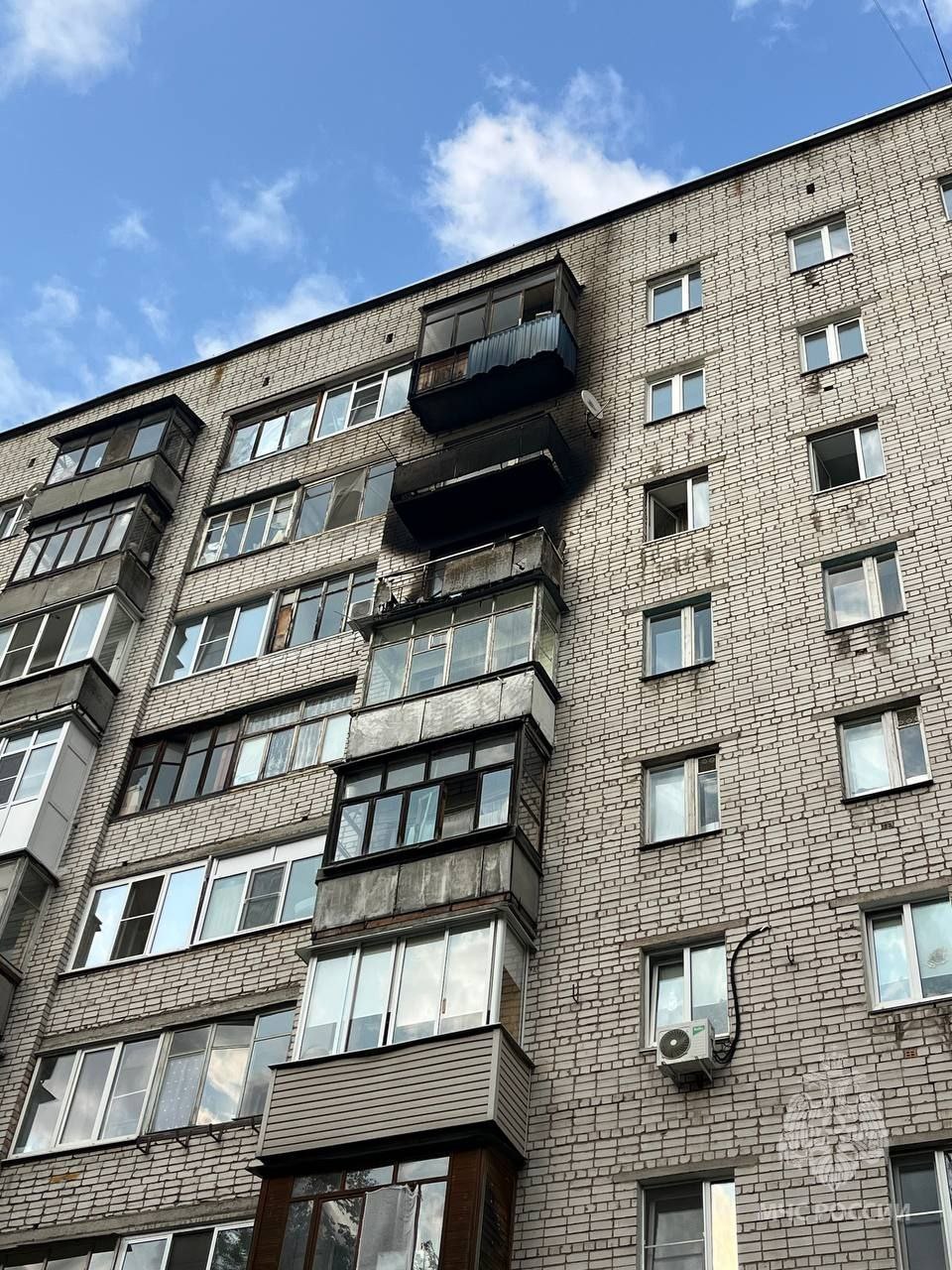 24-летний студент устроил пожар, играя в компьютерную игру, на улице Пушкина. Он курил на балконе и выбросил окурок на груду картонных коробок. Увлечённый игрой, не заметил, как вспыхнул огонь. Пожар охватил 5 м², но обошлось без жертв — возгорание быстро ликвидировали. Молодому человеку грозит административное наказание за нарушение пожарной безопасности. Увлекаясь виртуальным, не забывай про реальность. Подписаться Прислать новость