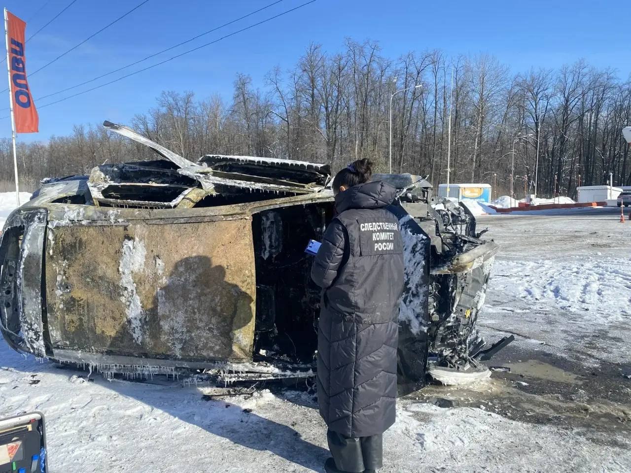 В Самаре горящий автомобиль въехал в колонку АЗС Происшествие случилось 11 февраля в Красноглинском районе города   oboz info v samare goryashhij avtomobil vehal v kolonku azs