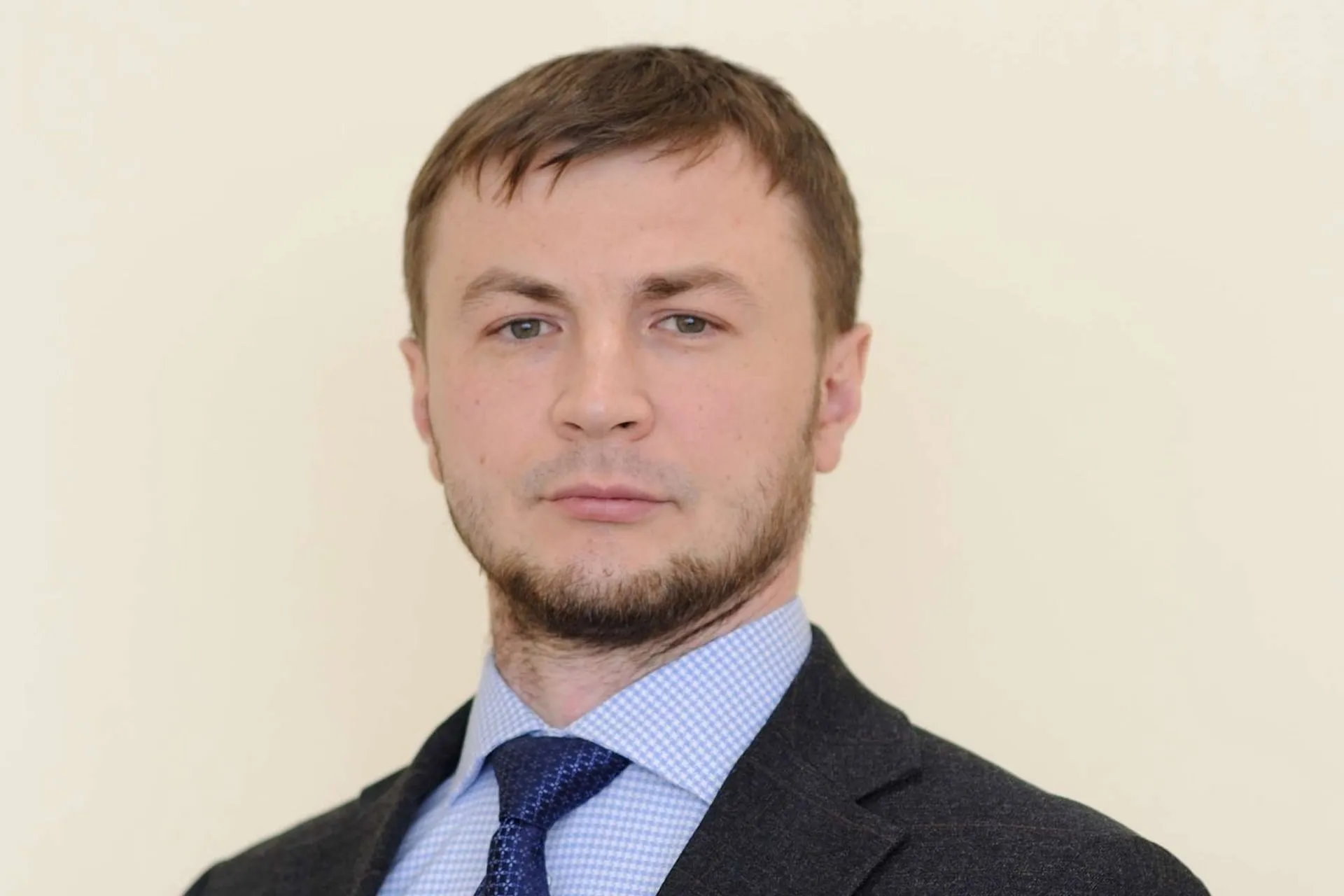 Управляющим делами губернатора и правительства Челябинской области стал Евгений Яковлев Постановление об этом подписал глава региона Алексей Текслер Ранее Евгений Яковлев работал заместителем управляющего делами а до того руководил комитетом по закупкам в управлении делами Чиновник получил известность в 2022 году когда поучаствовал в программе Давай поженимся чтобы найти себе невесту Тогда он получил отказ от потенциальной партнерши