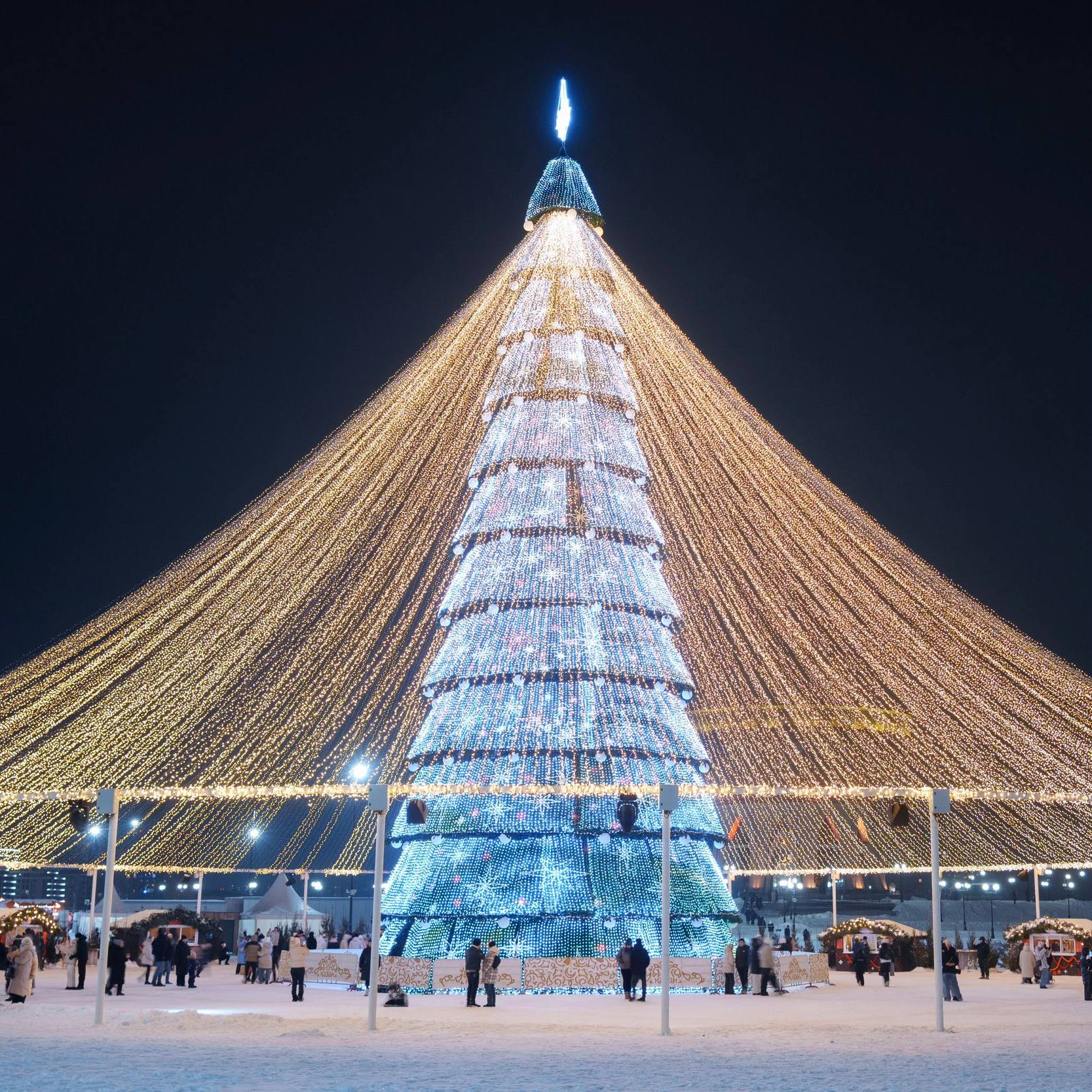 Главную ёлку у Чаши начнут разбирать уже в этот четверг 15 января У казанцев осталось два дня чтобы полюбоваться ёлочкой kazan