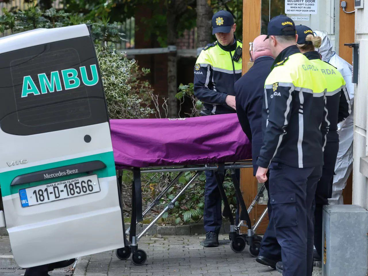 В центре для беженцев в Дублине зарезали 17 летнего украинского подростка Вадим Давиденко прибывший в Ирландию менее недели назад погиб от ножевых ранений головы рук и верхней части тела Предположительно он поссорился со своим сверстником из Африки тот находится в больнице Также пострадала женщина смотрительница комплекса сообщает The Irish Times Дааа у хохлов остаётся мало шансов Либо дома бусифицируют либо в Европе какой нибудь ценный специалист из Африки убьет