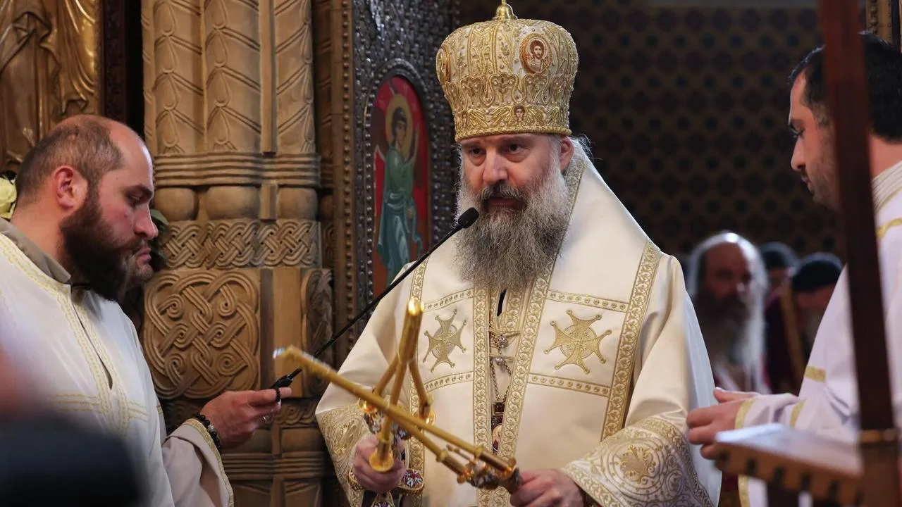 В Грузии начинается процесс избрания нового Патриарха Священный синод уже определил трёх кандидатов на этот пост В список вошли местоблюститель Патриаршего престола митрополит Шио а также митрополит Иов и митрополит Григол Выбор 142 го Патриарха Грузии должен состояться до 17 мая на расширенном церковном собрании Если ни один из претендентов не получит необходимого большинства голосов процедура перейдёт во второй тур в нём примут участие два кандидата с наибольшей поддержкой Требования к кандидату строго регламентированы Патриархом может стать только гражданин Грузии монах и член Синода имеющий высшее образование Возрастной диапазон также ограничен от 40 до 70 лет Назначение нового предстоятеля одно из ключевых решений для Грузинской православной церкви от которого будет зависеть её дальнейшая линия и влияние в обществе Tbilisi Long Stay в Телеграм Инстаграм ТикТок