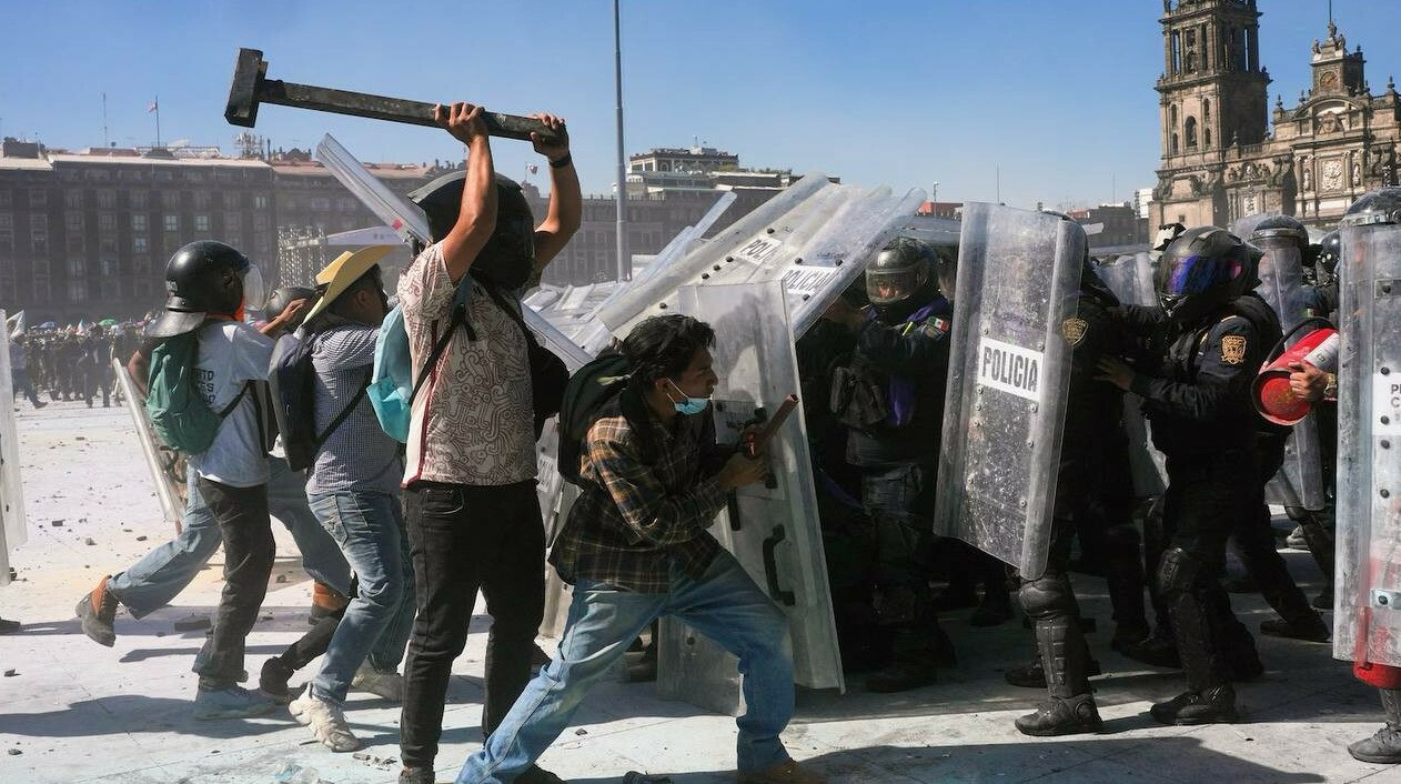 В Мексике тысячи людей вышли на протесты против коррупции и наркокартелей Тысячи мексиканцев вышли на улицы после убийства мэра города Уруапан наркокартелем митинги завершились столкновениями с полицией передает ArbatMedia Прислать новость