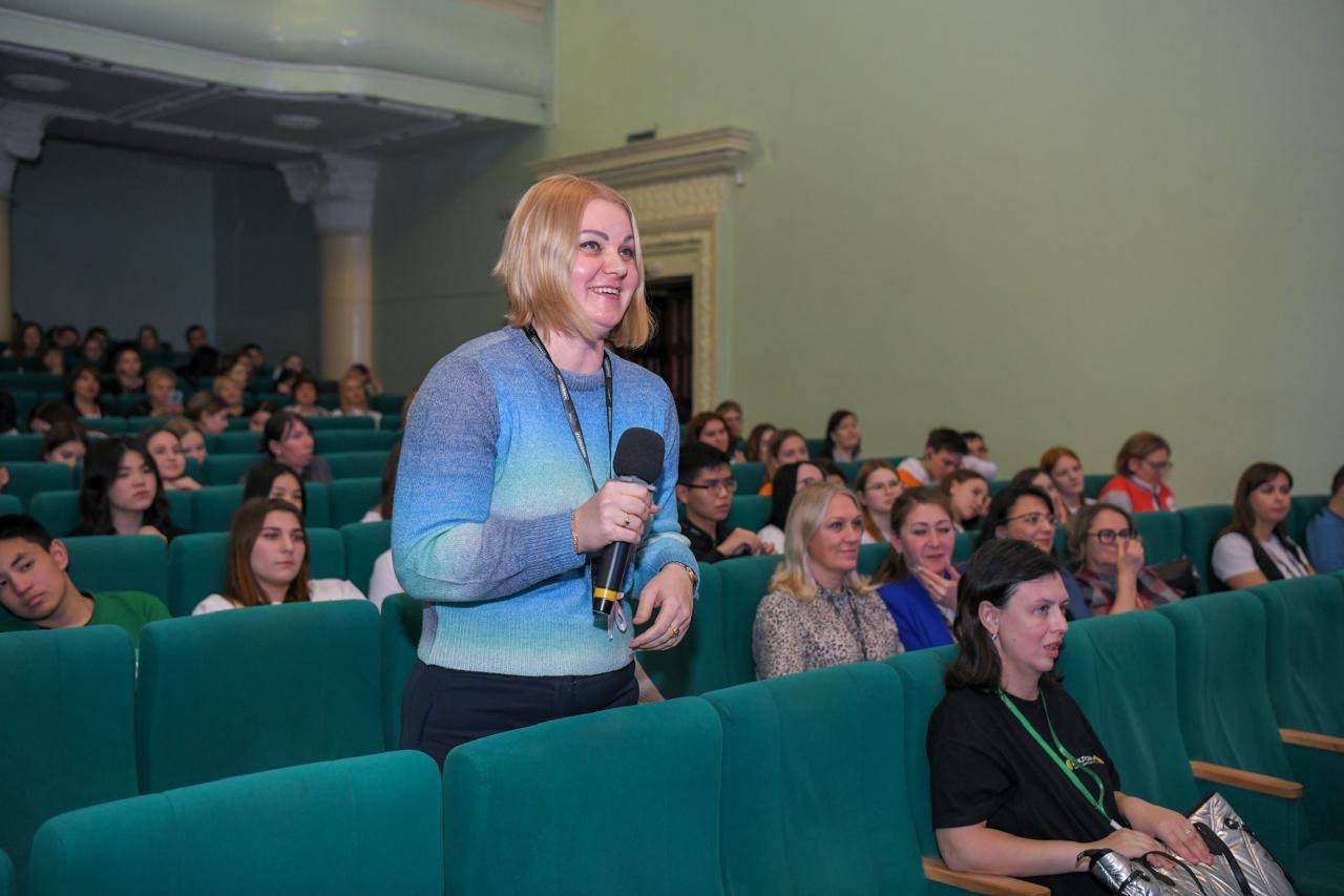 В Орске прошел V городской форум добровольцев «ЯВолонтёр»  Форум собрал более 300 участников в возрасте от 13 до 60 лет: школьники, студенты, работающая молодёжь и «серебряные» волонтёры обменивались опытом добровольческой деятельности с активистами со всего региона. Также рассказать о своих проектах приехали спикеры из Екатеринбурга, Челябинска, Оренбурга, Орска и Гая.   – Добровольцы нашего центра  выступили в качестве спикеров и рассказали участникам о развитии корпоративного волонтёрства. Мы хотим донести до молодых людей, что с окончанием школы и вуза добровольчество не заканчивается. Именно корпоративное волонтёрство даёт возможность развивать социальные проекты в соответствии со своими профессиональными возможностями, – сказал директор Волонтёрского центра РМК «Сила Урала» Владислав Овчинников.  В пленарной встрече «Волонтёры, изменившие мир!» приняли участие глава Орска Артём Воробьёв и трое волонтёров, участвовавших в ликвидации последствий паводка весной этого года: Сергей Исаев, Елена Белова и Татьяна Соколова.  В практической части форума состоялся традиционный Фестиваль дарения, где волонтеры приняли участие в мастер-классах от молодёжных, общественных и добровольческих организаций города. На Фестивале дарения собрано более 50 кг пластиковых крышек для дальнейшей переработки и более 10 кг кормов для подопечных зооприюта «Джульбарс».  Завершился форум торжественным концертом, посвящённым Дню волонтёра, на котором подвели итоги городских конкурсов «Волонтёр города Орска», «Лучшая добровольческая организация года», «Спешим делать добро» и вручили активистам региональные и муниципальные награды.  Мероприятие прошло в рамках реализации регионального проекта «Социальная активность» нацпроекта «Образование» в городе Орске при поддержке департамента молодёжной политики Оренбургской области и Волонтёрского центра РМК «Сила Урала». Организаторы форума – комитет по делам молодёжи администрации Орска и Добро.Центр «Добро.Орск».