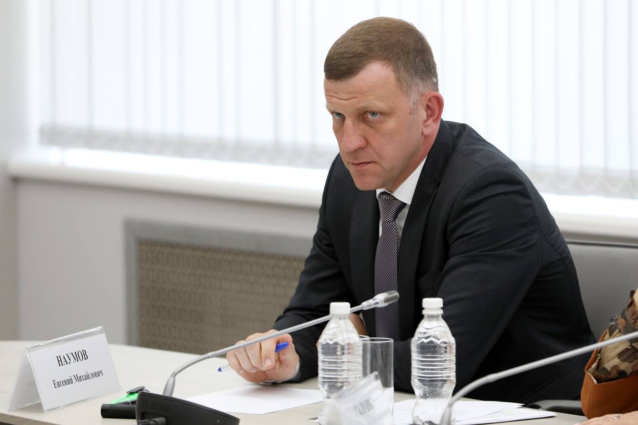На совещании с Вениамином Ивановичем Кондратьевым обсудили, какие дорожные проекты реализуем в Краснодаре, в том числе по программе «25/35». Мы не просто ремонтируем и реконструируем дороги. За 10 лет нам предстоит создать новую дорожную сеть Краснодара. Первые два шага сделаны – идут работы на Тургеневском мосту, стартует реконструкция Западного Обхода. В этом году начнём и реконструкцию участка Красных Партизан, прилегающего к Обходу. Параллельно идут подготовительные работы к реконструкции улицы Есенина от Солнечной до Гомельской. Также готовим контракты на реконструкцию Фадеевского путепровода и строительство развязки между улицами Тихорецкой и Володарского. Таким образом, план на 2025 год - начать шесть крупных дорожных строек по программе. Более того, в этом году начнём проектировать реконструкцию Офицерского путепровода и дороги по улице Тихорецкой от Северного моста до МЖК. Глава региона отметил, что при возможности финансирование программы будут увеличивать. Спасибо Вениамину Ивановичу Кондратьеву и депутатам ЗСК за поддержку! #транспортКРД #дорогиКРД