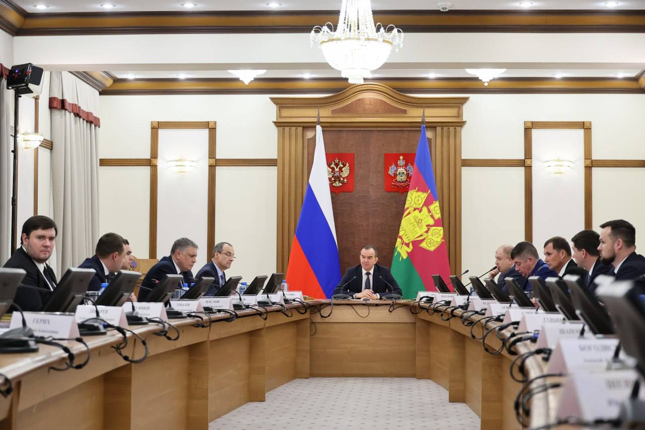 Вениамин Кондратьев поручил до 1 декабря выполнить все работы по нацпроектам с федеральными средствами Губернатор Кубани провёл совещание регионального проектного комитета На встрече были представители ЗСК прокуратуры федеральные инспекторы вице губернаторы и главы краевых ведомств Кондратьев подчеркнул что в этом году на нацпроекты в крае выделено почти 60 млрд рублей и все работы где задействованы федеральные деньги должны быть завершены до 1 декабря Если где то есть риски и отставания губернатор потребовал ускориться и держать процесс под строгим ежедневным контролем По его словам это позволит выполнить проекты вовремя и улучшать качество жизни жителей Краснодарского края Кубанские Новости Мы в MAX