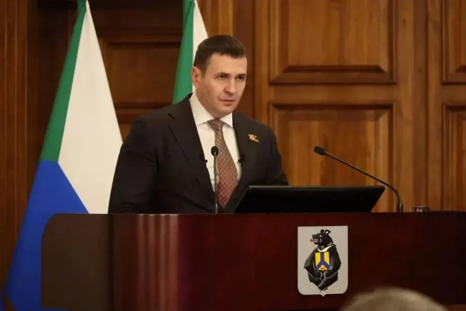 Дмитрий Демешин обрисовал приоритетные направления в работе краевого правительства Губернатор Хабаровского края представил депутатам Законодательной думы ежегодный отчёт о результатах деятельности правительства Экономическая ситуация в регионе демонстрирует уверенный рост заявил губернатор Оборот компаний увеличился в 1 3 раза а валовой региональный продукт достиг отметки в 1 7 трлн рублей Собственные поступления от налогов и неналоговых сборов в консолидированный бюджет превысили 222 млрд рублей что на 20 больше чем ранее Наша экономика не просто держится на стабильном уровне она активно развивается подчеркнул Дмитрий Демешин Подробнее ЧИТАЙТЕ ЗДЕСЬ Фото пресс служба правительства Хабаровского края AmurMedia в Max   AmurMedia Прислать новость AmurMedia в Дзен