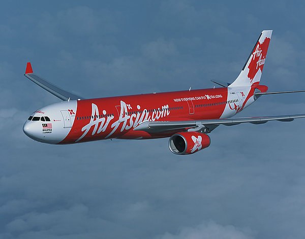 AirAsia планирует в течение полугода запустить прямые рейсы в Россию Крупнейший азиатский лоукостер AirAsia планирует в течение шести месяцев начать выполнять прямые рейсы по маршруту Бангкок Москва Об этом сообщает ТАСС Буквально вчера моя команда сообщила что нашла самолеты которые позволят нам летать в Россию Сейчас мы работаем со страховыми компаниями решая вопросы оплаты Первый маршрут который мы рассматриваем для запуска в течение следующих шести месяцев это рейсы между Бангкоком и Москвой сказал председатель правления авиакомпании Тони Фернандес на полях международного туристического форума Tourise который проходит в Эр Рияде aviaru net n289677