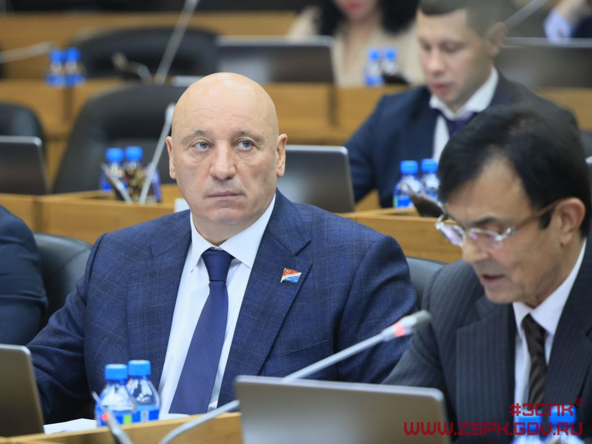 Студенты с детьми получат поддержку С 1 января 2026 года расширяется мера поддержки студентов ставших родителями Ежемесячная выплата в размере 15 тыс рублей теперь доступна не только студентам вузов но и учащимся профессиональных образовательных учреждений Закон будет действовать до 31 декабря 2028 года В краевом бюджете на поддержку заложено более 35 млн рублей в год и мерой смогут воспользоваться около 200 студентов Полностью читайте на нашем сайте Подписывайтесь на новости парламента Приморья