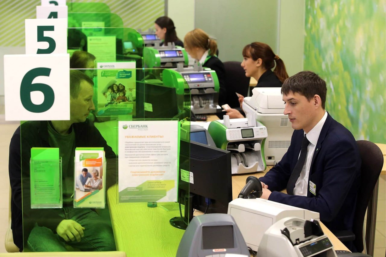 Сбербанк начал использовать новый способ возврата украденных мошенниками денег профилактические беседы с дропперами После разговоров многие из них добровольно пишут заявление об ошибочном переводе Это позволяет вернуть средства быстрее чем с помощью силовиков и судов рассказали в Сбере SBER jkinvest news jkinvest