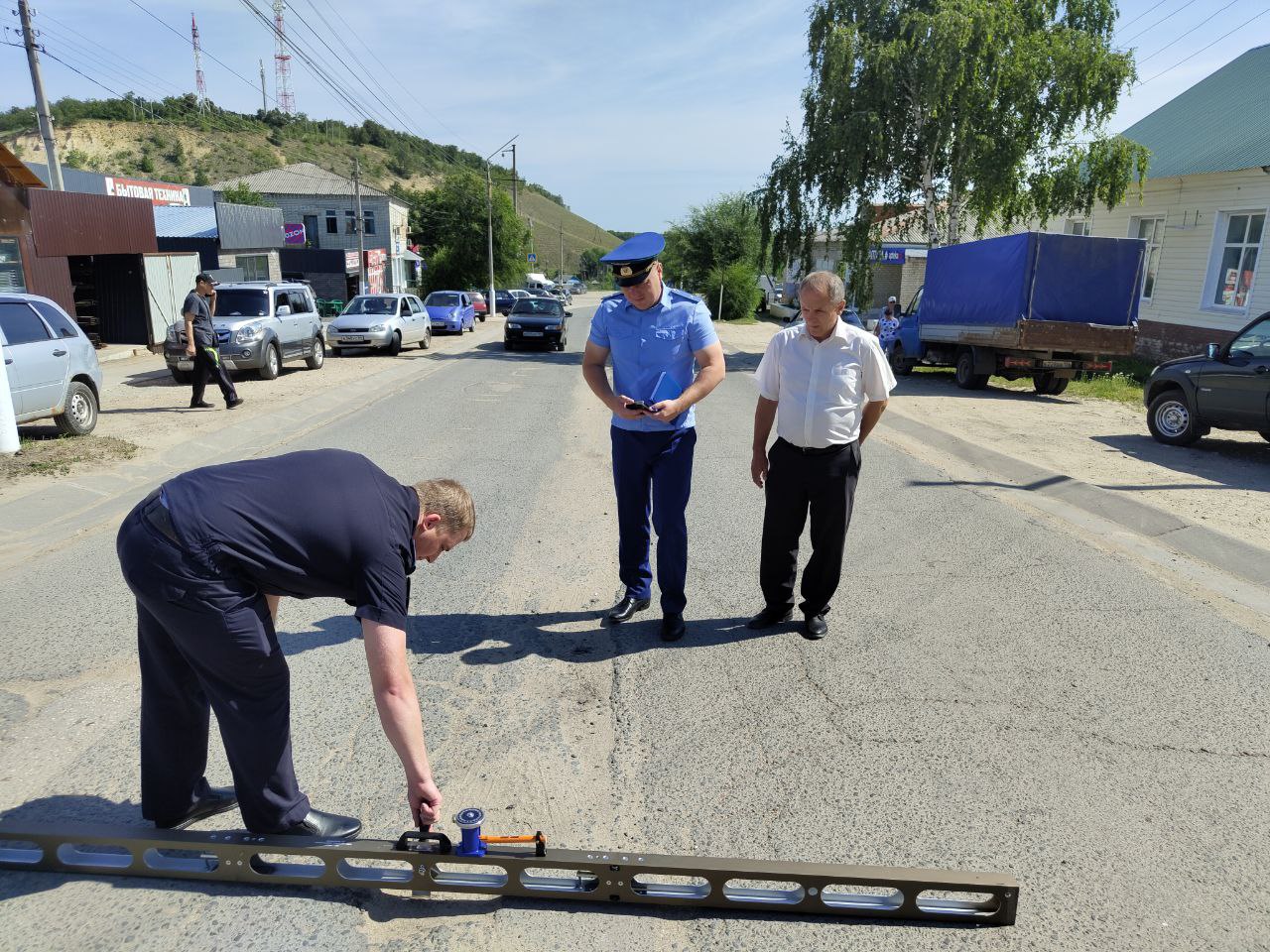 Прокуратура Лысогорского района в рамках надзора за исполнением законодательства о безопасности дорожного движения провела проверку по вопросу ненадлежащего состояния автомобильной дороги. Прокурор Лысогорского района Игорь Завихонов совместно с государственным инспектором дорожного надзора Госавтоинспекции МО МВД России "Калининский" Саратовской области выявил ненадлежащее состояние автомобильной дороги по улице Железнодорожная в р.п. Лысые Горы. Зафиксированы нарушения ГОСТ, определяющие нормы для дорожного полотна с твёрдым покрытием. По данному факту прокуратура внесла представление главе администрации района. Ход и результат рассмотрения акта реагирования взяты на контроль, по итогам рассмотрения мер прокурорского реагирования будет решен вопрос о применении мер гражданско-правового характера.