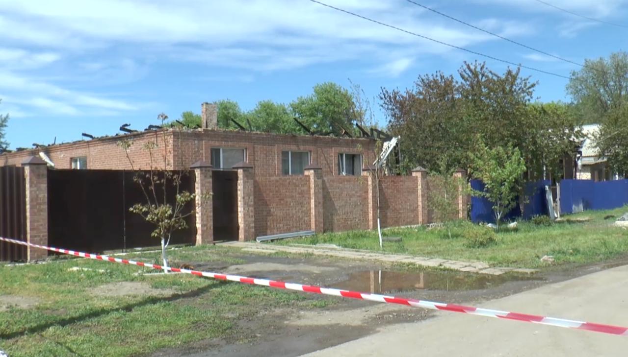 Режим ЧС введен в Целинском районе после атаки дронов В поселке Целина 3 мая ввели режим ЧС. Об этом сообщила глава администрации Целинского района Оксана Косенко. По ее словам, сейчас оцеплено место падения обломков БПЛА по улице Заводская. Кроме того, введен режим ЧС в границах улиц Советская и Калинина, а также 3-я линия и 7-я линия. Также глава уточнила, что в 11 частных домах, двух коммерческих организациях и двух муниципальных учреждениях повреждены оконные блоки и дверные проемы. Напомним, в ночь на 3 мая обломки сбитых БПЛА упали на дома в поселке Целина. Работа Авто Глэмпинг Медицина