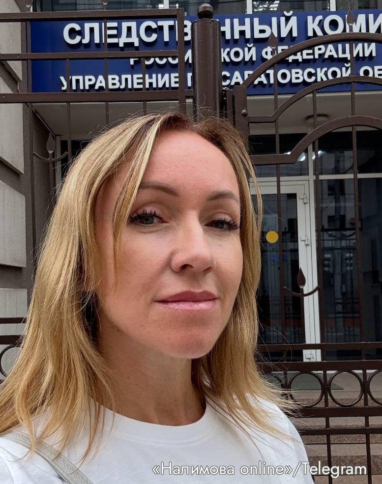 Саратовская прокуратура пообещала проверить журналистку на иностранное влияние после доноса Член Общественной палаты Саратовской области и глава местного отделения организации Матери России Елена Кичаева публично потребовала признать иноагентом авторку телеграм канала Говорит Саратов Елену Налимову Заявление Кичаевой 6 сентября опубликовал ряд саратовских медиа Общественница заявила что Налимова проходила обучение в воронежском Центре защиты прав СМИ объявленном иноагентом Журналистка сказала что ходила на лекции на воронежском медиафоруме не имеющем отношения к центру Прокурор Саратовской области Сергей Филипенко поручил подчиненным проверить Налимову на нахождение под иностранным влиянием и при наличии оснований инициировать вопрос о признании иностранным агентом Елена Налимова одна из лидерок протеста против вырубки деревьев в саратовском парке Территория детства Ее месяцами травят провластные общественники и депутаты Журналистку проверяли на навязывание дочери западных ценностей и ЛГБТ пропаганду В конце августа спикер Саратовской облдумы единоросс Алексей Антонов донес на Налимову из за оскорбления депутатки в закрытом чате Коллеги Антонова обвинили журналистку в присвоении денег из за поездки в Таиланд Протесты из за планов построить школу на месте единственного парка в Ленинском районе Саратова продолжаются с мая Жители района выходили на ночные дежурства пикеты и сходы чтобы защитить парк от вырубки Саратовскаяобласть
