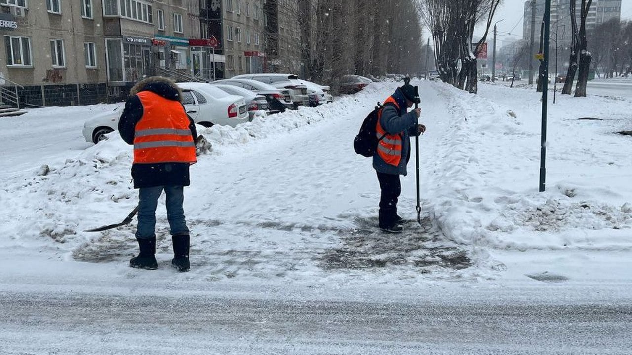 Глава Челябинска Алексей Лошкин поручил усилить уборку улиц от снега  Мэр Челябинска провел совещание с подрядчиками и главами районов города. После мартовских осадков и перед потеплением он поручил усилить уборку снега.  Как сообщили в пресс-службе администрации города, главная задача для подрядчиков – максимально очистить город от снега в ближайшие дни. Прямо сейчас на улицах этим занимаются почти 230 единиц техники и более 460 рабочих.  Специалисты наиболее тщательно чистят подходы к соцурчеждениям и пешеходные дорожки. Ночью же сотни единиц техники и рабочих очищали проезжую часть, остановки и пешеходные переходы.  Также Алексей Лошкин призвал готовиться к плюсовым температурам и дождю, которые ожидаются на Южном Урале уже на следующей неделе. Все тротуары мэр поручил очистить от снега и наледи, а также обработать противогололедными материалами. Усилят и уборку дорог к храмам.    Фото: пресс-служба администрации Челябинска    Вести Южный Урал   Челябинск