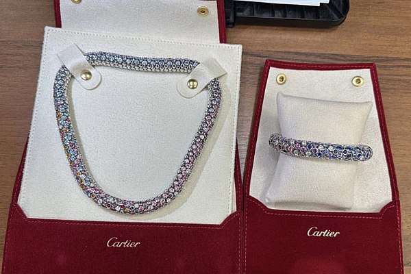 Ювелирные изделия Cartier на 34 млн рублей обнаружили шереметьевские таможенники у пассажирки из Дубая Незадекларированные украшения ювелирного дома Cartier стоимостью 34 млн рублей обнаружили шереметьевские таможенники у 49 летней гражданки РФ прибывшей из Дубая Об этом сообщает AVIA RU со ссылкой на данные ФТС России Женщину остановили на зеленом коридоре в ходе выборочного контроля В ручной клади пассажирки находились колье и браслет упакованные в красные фирменные чехлы известного ювелирного дома Экспертиза установила что изделия оригинальные и изготовлены из золота 750 пробы со вставками из бриллиантов рубеллита шпинеля аквамарина спессартина альмандина танзанита рубина и сапфира aviaru net n291667