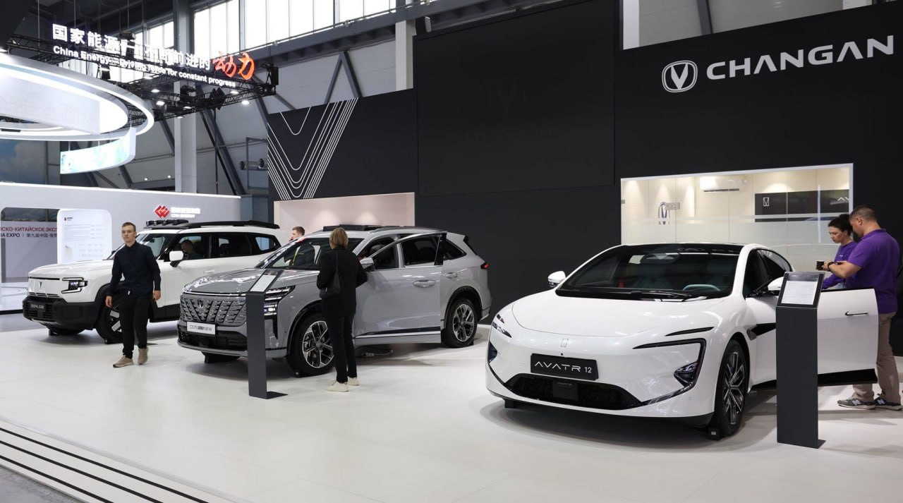 Компания Changan представила на выставке Иннопром три новые модели, которые скоро начнут продавать в России: обновлённый кроссовер Changan CS75 Plus, гибридный кроссовер Deepal G318 и электромобиль Avatr 12.