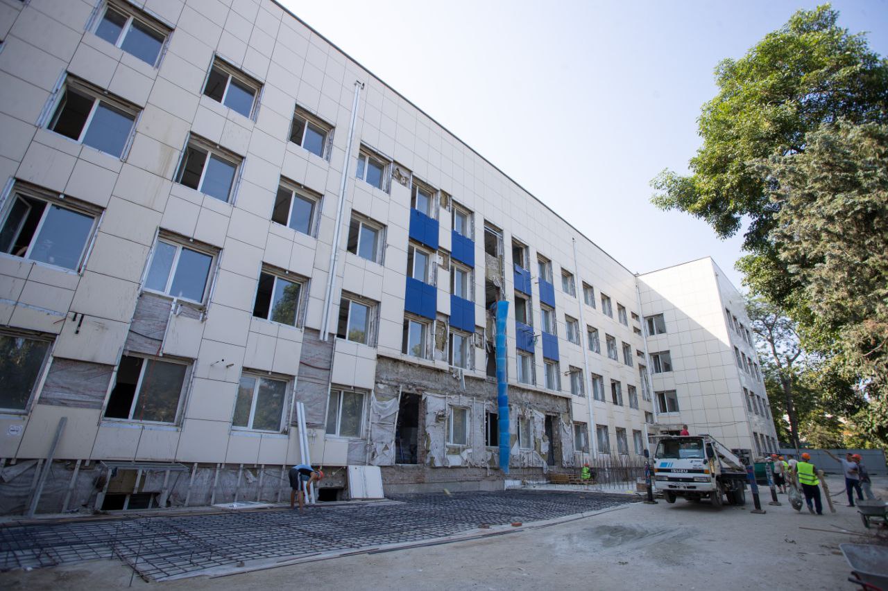 Работы по капремонту роддома Анапы выполнены на 55% Сегодня временно исполняющая полномочия мэра города Светлана Балаева побывала на социально значимом объекте и обсудила с главным врачом Горбольницы Викторией Шматковой и подрядчиком, как осуществляется процесс капремонта. Работы буквально кипят – они организованы одновременно на всех 4-х этажах: ежедневно задействовано от 70 до 90 человек. – Наш Губернатор Вениамин Кондратьев уделяет особое внимание развитию медицинской инфраструктуры, и капремонт анапского роддома – еще один элемент этой масштабной работы, – отметила Светлана Балаева. – Ремонт проводится в рамках договора о комплексном развитии территории, и после его окончания наш город получит современное и комфортное медучреждение, которое станет гордостью анапского здравоохранения. Уже завершены демонтажные работы, в активной стадии – стяжка пола, монтаж перегородок и штукатурные работы. Началась облицовка внутренних помещений плиткой, обустройство кровли и фасада. Также активно идет замена сетей связи, электро- и водоснабжения, канализации. Предусмотрены организация доступной среды и благоустройство прилегающей территории. По графику срок завершения работ – февраль 2026 года, но подрядчик пообещал приложить все усилия, чтобы успеть сдать соцобъект до конца года.