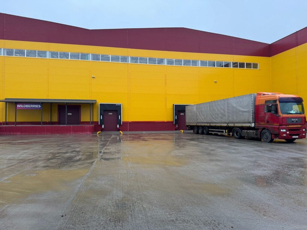 Wildberries открыл третий крупный логистический центр в Минской области Новый объект площадью более 7 тысяч квадратных метров расположен в посёлке Привольный  В перспективе здесь будут обрабатывать до 200 тыс товаров в сутки или до 6 млн в месяц Это снизит нагрузку на другие СЦ и позволит белорусам по всей стране получать заказы быстрее Подпишись Минская правда MLYN by
