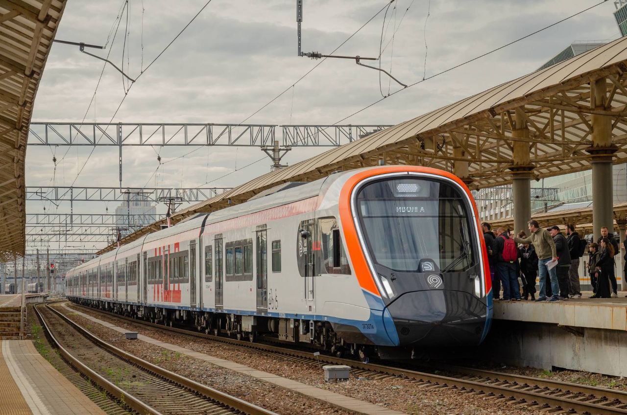 Первый поезд Иволга прибудет в Калугу на этой неделе На 22 января запланирован очередной тестовый запуск поезда Иволга 4 0 Тестировать поезд будут на участке Москва Калуга без пассажиров сообщает телеграм канал Подслушано МЦД 4 Апрелевка Железнодорожная Поезд способен разгоняться до 160 километров в час Но видимо во время тестового запуска так его разгонять не планируется время в пути составит около 2 часов 40 минут Со станции Москва Киевская поезд отправится в 9 39 на станцию Калуга I прибудет в 12 15 Через 40 минут поезд отправится в обратный путь В Москву он вернется в 15 35