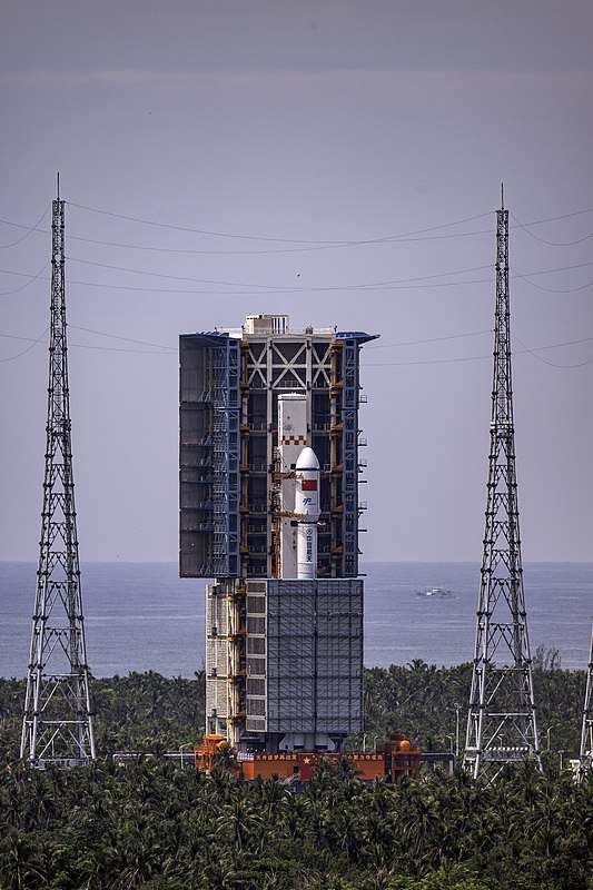 Китайский грузовой корабль «Тяньчжоу-9» готовят к запуску на космодроме Вэньчан. Сегодня утром прошла генеральная репетиция запуска грузового корабля «Тяньчжоу-9». Все системы прошли необходимые проверки и готовы к запуску в полном объёме. В настоящее время орбитальная станция КНР работает в штатном режиме. Экипаж корабля «Шэньчжоу-20» также отработал на орбите ручное дистанционное управление и готов к прибытию «Тяньчжоу-9». Фото: VCG