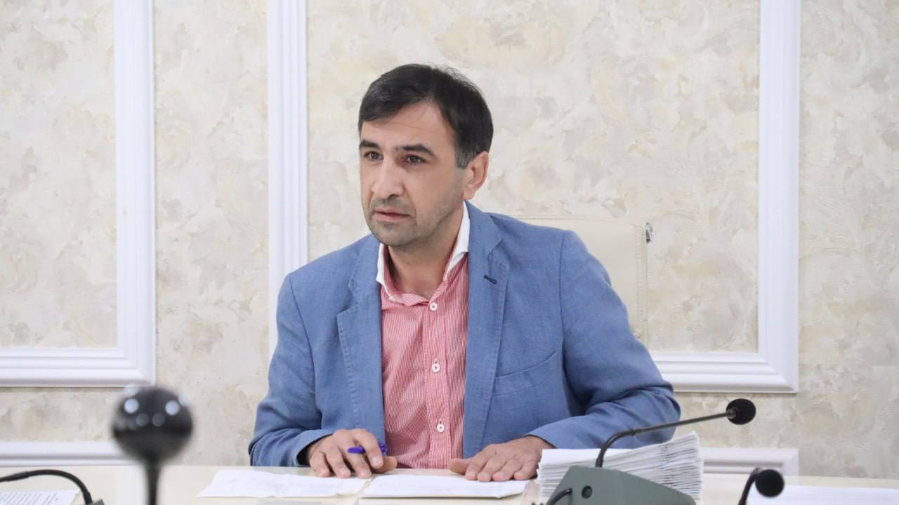 Очередное заседание Межведомственной комиссии по борьбе с нелегальной занятостью состоялось в Хасавюрте 18 сентября в конференц зале мэрии Хасавюрта под председательством заместителя главы администрации Арсена Муртазалиева состоялось заседание Межведомственной комиссии по борьбе с нелегальной занятостью В работе заседания приняли участие представители крупных торговых предприятий города Темы обсуждения обязательство заключения трудовых договоров с сотрудниками организаций порядок предоставления уведомлений о перечислении налоговых обязательств а также обеспечение выплаты заработной платы не ниже минимального размера оплаты труда Мы заботимся о защите интересов ваших сотрудников чтобы в будущем закон и порядок могли защитить ваши интересы Очень важно чтобы предпринимательская деятельность осуществлялась строго согласно законодательству подчеркнул Арсен Муртазалиев Стоит отметить что подобные встречи являются важной мерой поддержки предпринимательства поскольку соблюдение трудового законодательства способствует созданию здоровой экономической среды что в конечном итоге положительно влияет на развитие бизнеса Участникам заседания были предоставлены образцы трудовых договоров и консультации по их заполнению и предоставлению